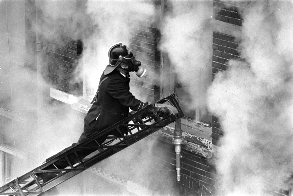 Brand in 1e Breeuwerstraat , Amsterdam brandweerman met gasmasker, Bestanddeelnr 927-5936