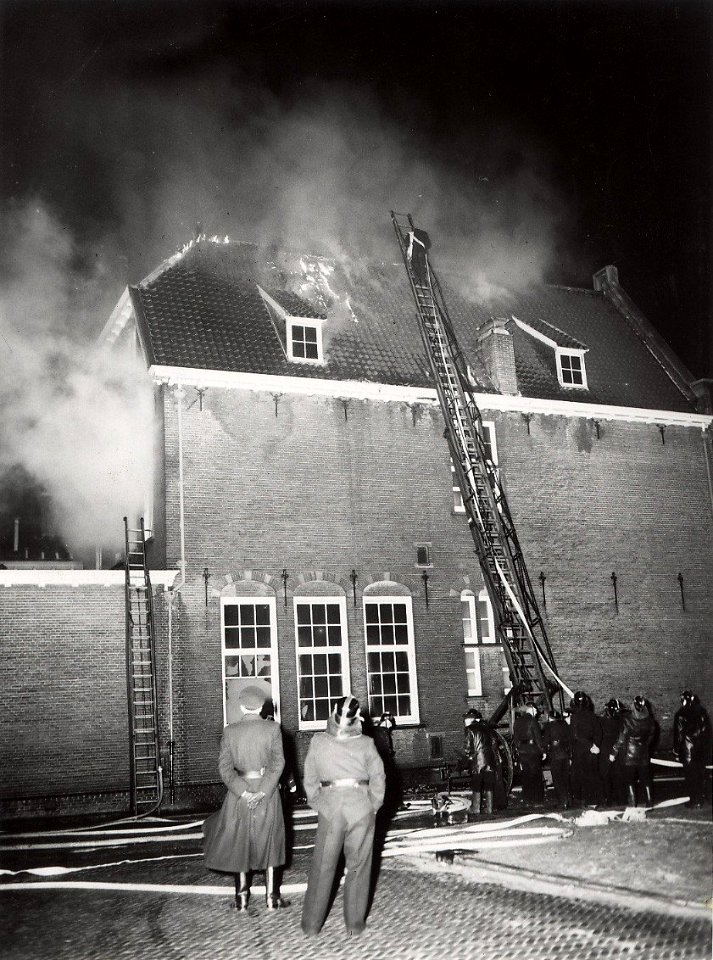 Brand in de Theo M. Ketelaarschool voor M.U.L.O. aan de Parklaan. Aangekocht in 1977 van United Photos de Boer bv, NL-HlmNHA 54010490