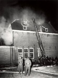 Brand in de Theo M. Ketelaarschool voor M.U.L.O. aan de Parklaan. Aangekocht in 1977 van United Photos de Boer bv, NL-HlmNHA 54010490