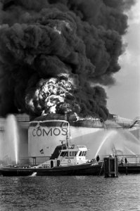 Brand bij Comos in de Petroleumhaven Amsterdam in een benzinetank. Brandende b, Bestanddeelnr 922-9921