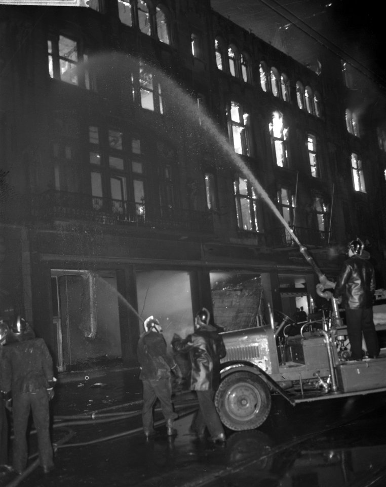Brand bij C en A aan het Damrak te Amsterdam, Damrak, Bestanddeelnr 914-8242
