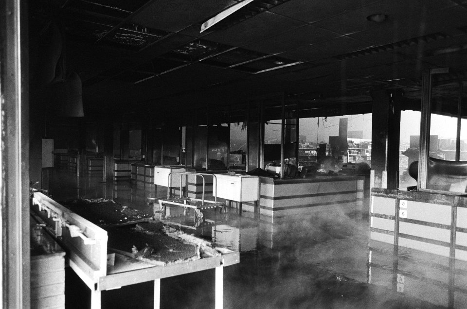 Brand bij de Makro in Amsterdam het uitgebrande interieur, Bestanddeelnr 933-4278