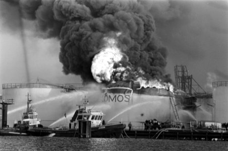 Brand bij Comos in de Petroleumhaven Amsterdam in een benzinetank. Blusboten h, Bestanddeelnr 922-9915