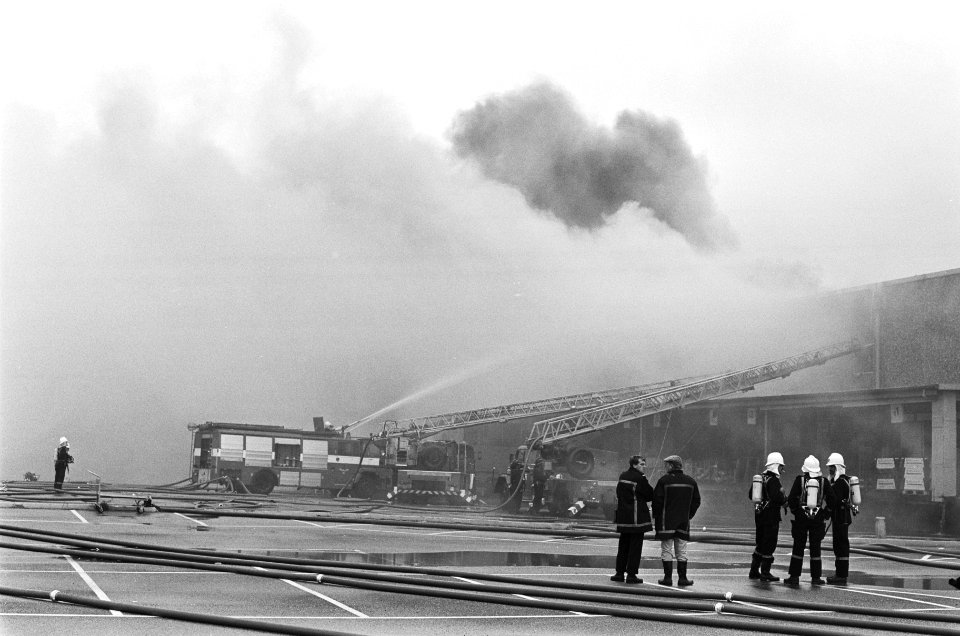 Brand bij de Makro in Amsterdam veel brandweermannen en veel rookontwikkeling, Bestanddeelnr 933-4279