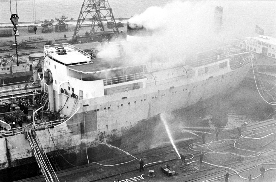 Brand aan boord van de Aslang Torn , tanker bij de NDSM Overzicht blussingswerk, Bestanddeelnr 913-2570