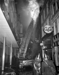 Brand bij C en A aan het Damrak te Amsterdam, aan de Nieuwendijk, Bestanddeelnr 914-8237