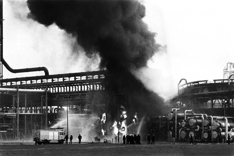 Brand bij de raffinaderij Mobil-Oil in het Amsterdamse westelijk havengebied, bluswerkzaamheden bij Mobil, Bestanddeelnr 931-4572