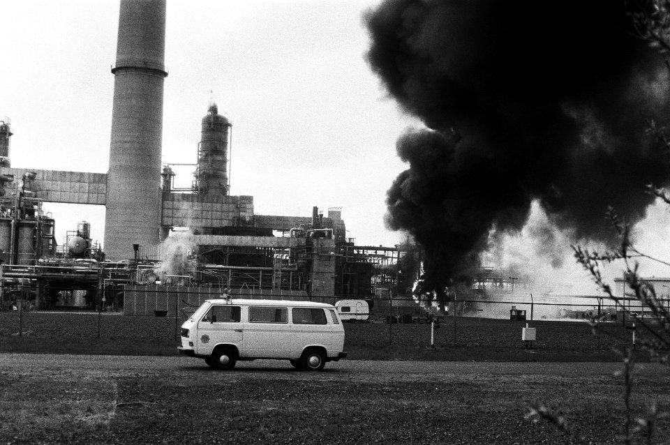 Brand bij de raffinaderij Mobil-Oil in het Amsterdamse westelijk havengebied, de brand met grote rookwolken, Bestanddeelnr 931-4575