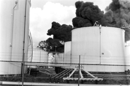 Brand bij Comos in de Petroleumhaven Amsterdam in een benzinetank. Brandende b, Bestanddeelnr 922-9919