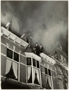 Brand in de Kleine Houtstraat ter hoogte van de Helmbrekerssteeg. NL-HlmNHA 54010554