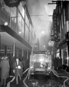 Brand bij C en A aan het Damrak te Amsterdam, Damrak, Bestanddeelnr 914-8240