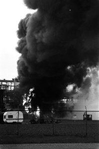 Brand bij de raffinaderij Mobil-Oil in het Amsterdamse westelijk havengebied, de brand met grote rookwolken, Bestanddeelnr 931-4573