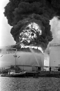 Brand bij Comos in de Petroleumhaven Amsterdam in een benzinetank. Brandende b, Bestanddeelnr 922-9920