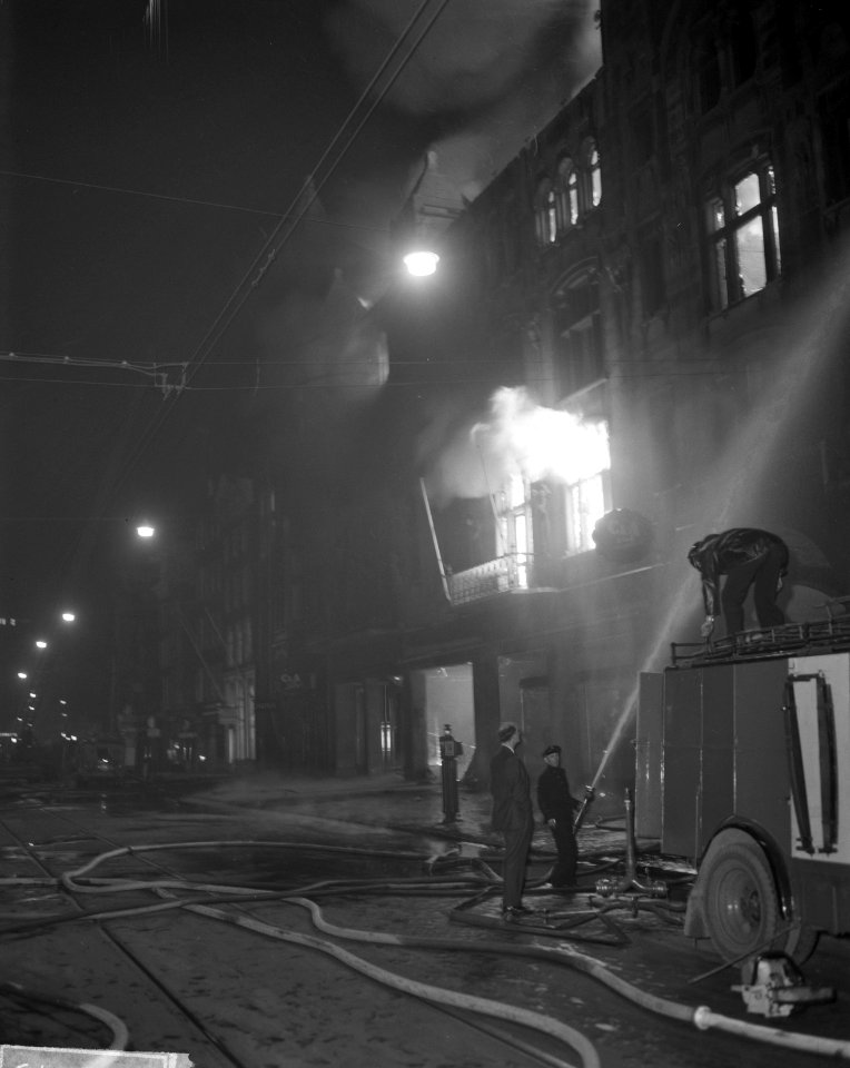Brand bij C en A aan het Damrak te Amsterdam, Damrak, Bestanddeelnr 914-8243