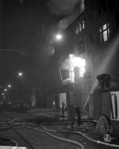 Brand bij C en A aan het Damrak te Amsterdam, Damrak, Bestanddeelnr 914-8243