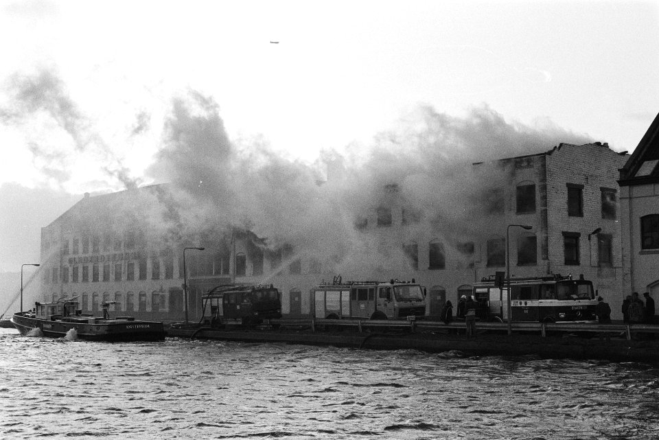 Brand bedrijfspand aan de Duivendrechtsekade in Amsterdam, Bestanddeelnr 932-8356