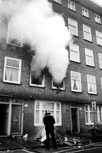 Brandweer bezig met blussen, terwijl uit de ramen rookwolken opstijgen, Bestanddeelnr 932-5131