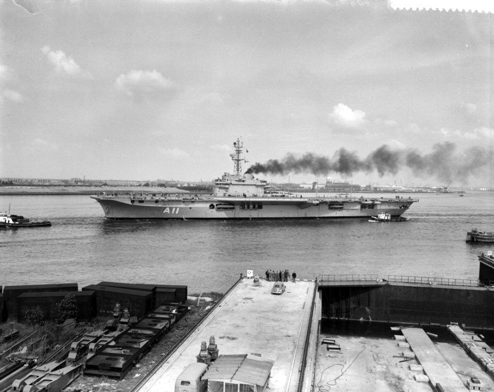 Braziliaans vliegkampschip verlaat dok, Bestanddeelnr 911-4591