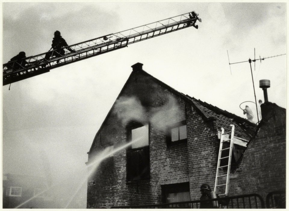 Brandweer tijdens bluswerkzaamheden bij een uitslaande brand aan de Brouwersvaarthoek Gasthuislaan. NL-HlmNHA 54025707