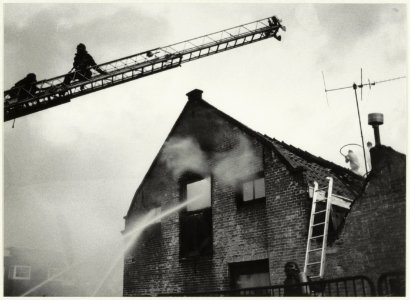 Brandweer tijdens bluswerkzaamheden bij een uitslaande brand aan de Brouwersvaarthoek Gasthuislaan. NL-HlmNHA 54025707 photo