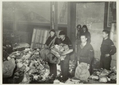 Brandweer na de brand in de kluis van het Centraal Distributiekantoor voor bonkaarten in de Smedestraat, 8 mei 1947. NL-HlmNHA 54010495