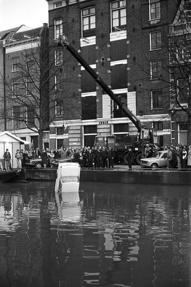 Brandweer takelt auto uit Keizersgracht, Bestanddeelnr 929-0447