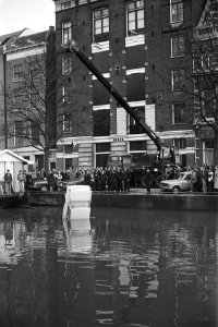 Brandweer takelt auto uit Keizersgracht, Bestanddeelnr 929-0447