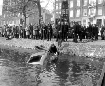 Brandweer takelt in het water gevallen VW op uit Nassaukade, Bestanddeelnr 919-0135