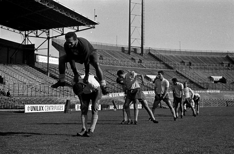 Braziliaanse voetbalteam tijdens training in Olympisch Stadion, Bestanddeelnr 915-1075