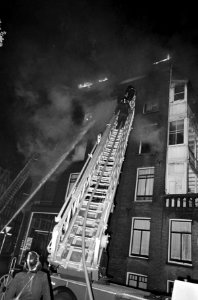 Brand hoek F. Bolstrat en Rustenburgerstraat. De brandweer tijdens blussing, Bestanddeelnr 920-7909