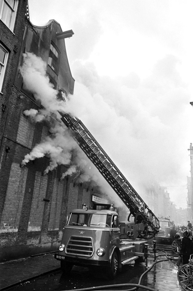 Brand in bedrijf van schoonmaakartikelen in Vinkenstraat, Amsterdam, met veel ro, Bestanddeelnr 922-4158