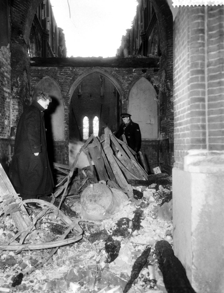 Brand in een 15e eeuwse Katholieke Kerk in Son bij Eindhoven, Bestanddeelnr 910-0663