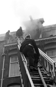 Brand in de Javastraat Brandweer klimt in ladder, Bestanddeelnr 913-3485