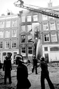 Brand en ontploffingen in pand aan de Quellijnstraat in Amsterdam brandweer tij, Bestanddeelnr 930-8805