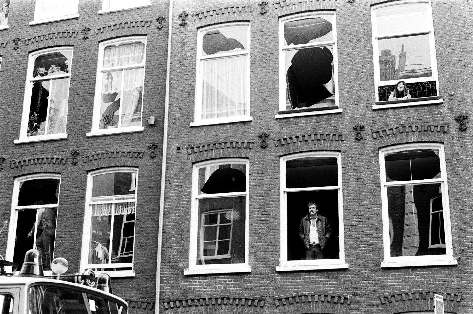 Brand en ontploffingen in pand aan de Quellijnstraat in Amsterdam overzicht van, Bestanddeelnr 930-8808