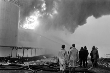Brand in benzineopslagtank bij Comos Amsterdam. Rond de tank is enorme hoeveel, Bestanddeelnr 922-9945