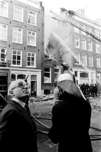 Brand en ontploffingen in pand aan de Quellijnstraat in Amsterdam burgemeester , Bestanddeelnr 930-8807