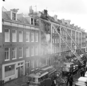 Brand in de Jacob van Campenstraat , brandweer aan het blussen, Bestanddeelnr 918-9061