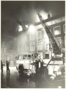 Brand in de panden van Van Duivenbode Interieur aan de Ged. Oude Gracht, nabij Klein Heiligland, zuidzijde, ziende naar het zuiden. NL-HlmNHA 54025703