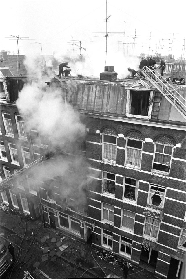 Brand in 1e Breeuwerstraat , Amsterdam brandweerlieden het werk, Bestanddeelnr 927-5938