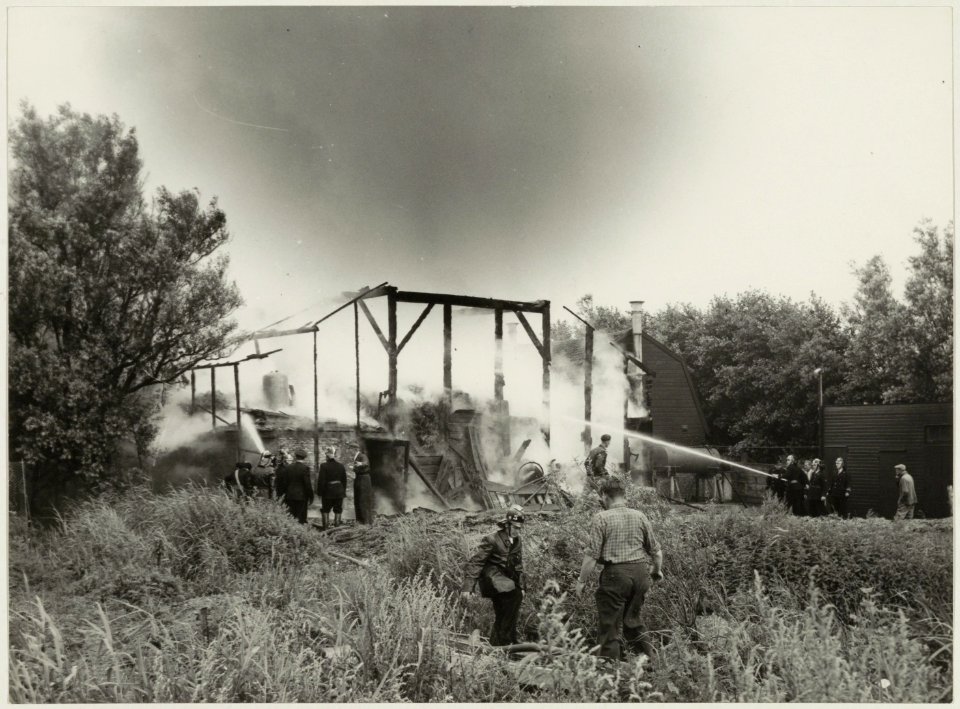 Brand in de boerderij van A. Beijnsdorp vlak aan de Haarlemmerweg. NL-HlmNHA 54010483