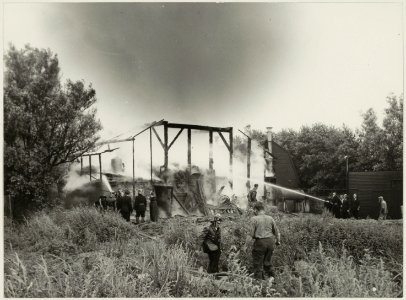 Brand in de boerderij van A. Beijnsdorp vlak aan de Haarlemmerweg. NL-HlmNHA 54010483