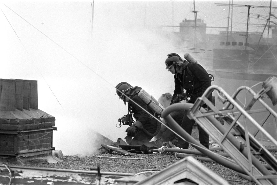 Brand in 1e Breeuwerstraat , Amsterdam brandweerlieden het werk, Bestanddeelnr 927-5937
