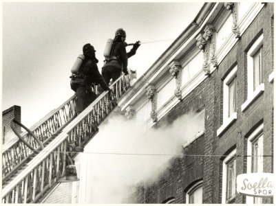 Brand in campingwinkel van Soellaart, Kleine Houtstraat 2. NL-HlmNHA 54025690