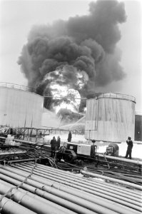 Brand in benzineopslagtank bij Comos Amsterdam. Rond de tank is enorme hoeveel, Bestanddeelnr 922-9949