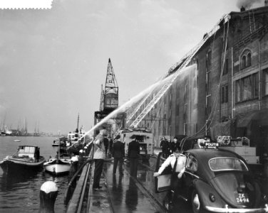 Brand in Blauwhoedenveem aan de OHandelskade te Amsterdam door blikseminslag, o, Bestanddeelnr 910-5063