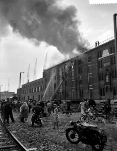 Brand in Blauwhoedenveem aan de OHandelskade te Amsterdam door blikseminslag, o, Bestanddeelnr 910-5064