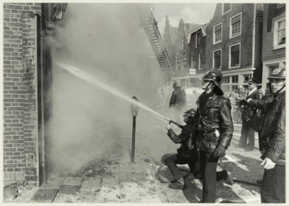 Brand in de Spaarnwouderstraat t.h.v. nr. 35, ziende naar het oosten. NL-HlmNHA 54011432