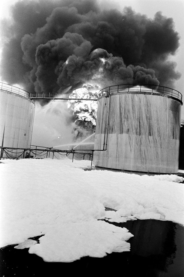 Brand in benzineopslagtank bij Comos Amsterdam. Rond de tank is enorme hoeveel, Bestanddeelnr 922-9941