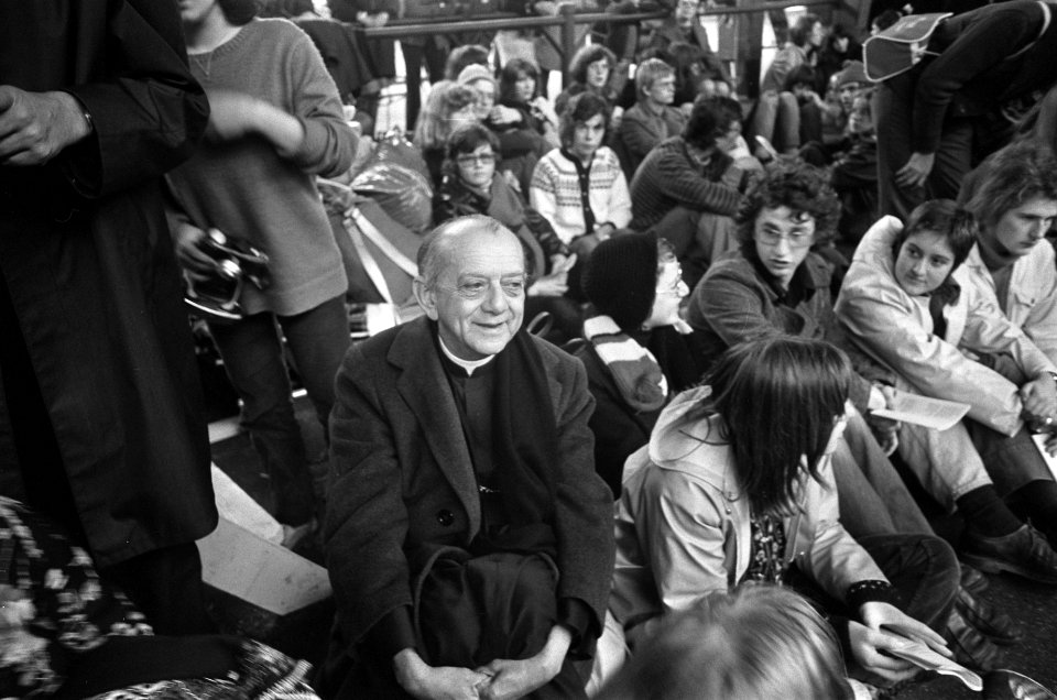 Braziliaanse bisschop Don Helder Camara bij eucharistieviering in Den Bosch tu, Bestanddeelnr 927-5424
